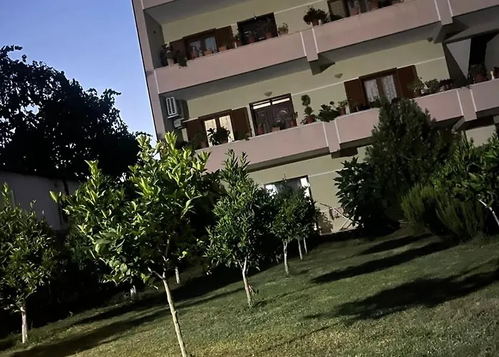 Homestay szállás Cozy Close To The Airport Kamëz